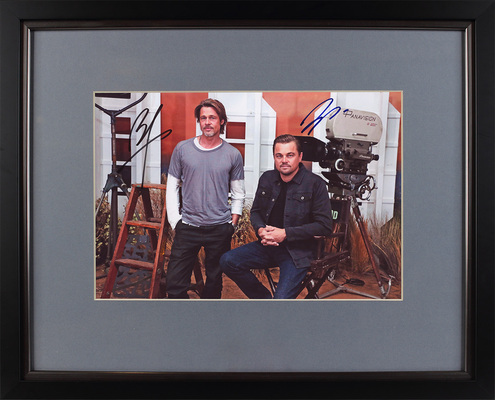 Фотография с автографами известных американских актеров Брэда Питта и Леонардо Ди Каприо.